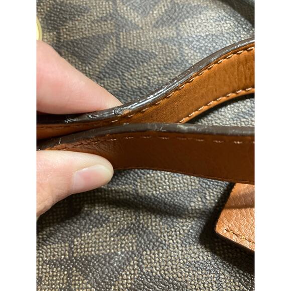 MICHAEL KORS SIGNATURE SAFFIANO LEATHER MEDIUM SHOULDER BAG - Picture 16 of 16